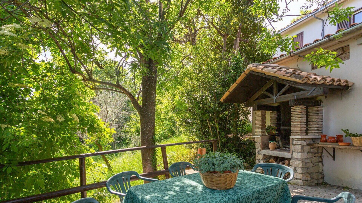 Roccascalegna Villa | Beautiful villa for 8 guests with TV, patio, pets allowed and parking