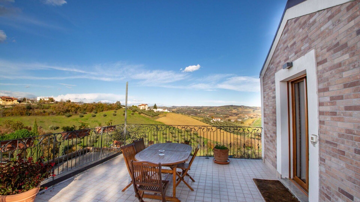Collecorvino Villa | Beautiful villa for 6 guests with WIFI, A/C and terrace