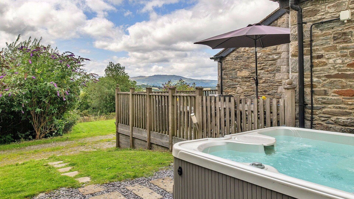 Eglwysbach House | Beautiful villa for 4 people with hot tub, WIFI, terrace and pets allowed