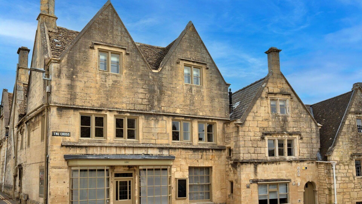 Painswick House | Beautiful villa for 19 guests with WIFI, pool, TV and pets allowed