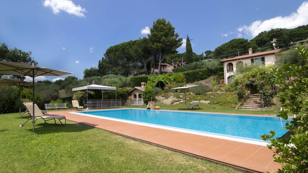 Magione Villa | Beautiful villa for 4 people with hot tub, A/C, WIFI, private pool, TV and patio