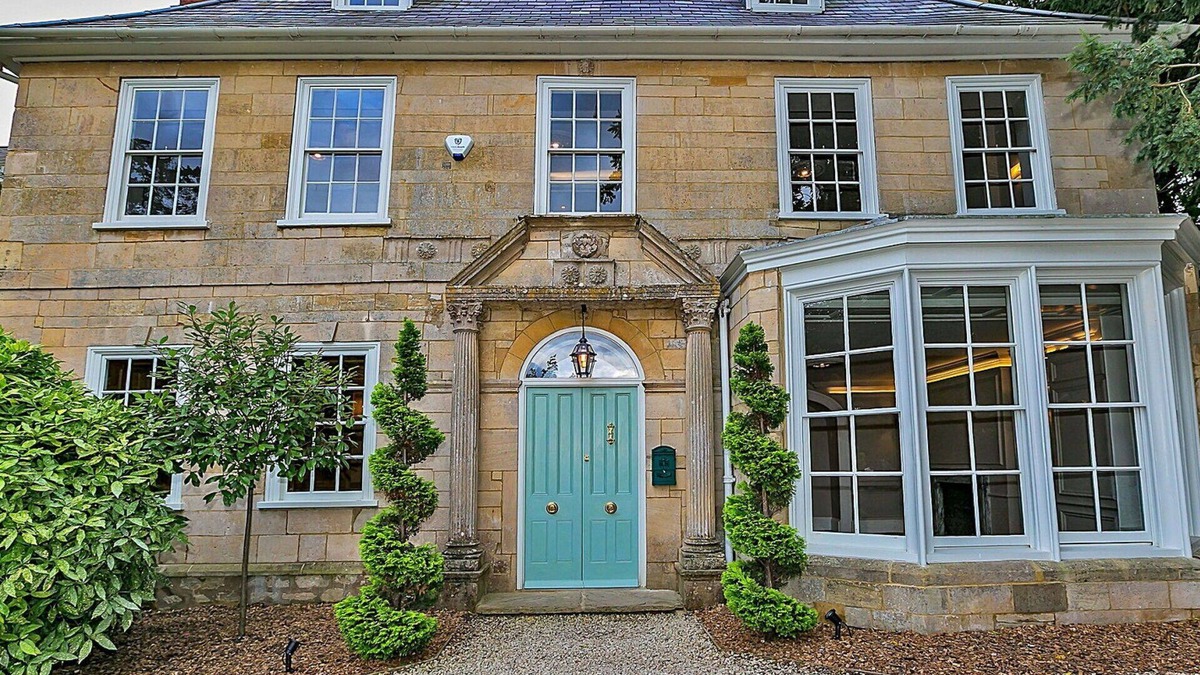 Yardley Gobion House | Beautiful villa for 17 guests with hot tub, WIFI, terrace and pets allowed