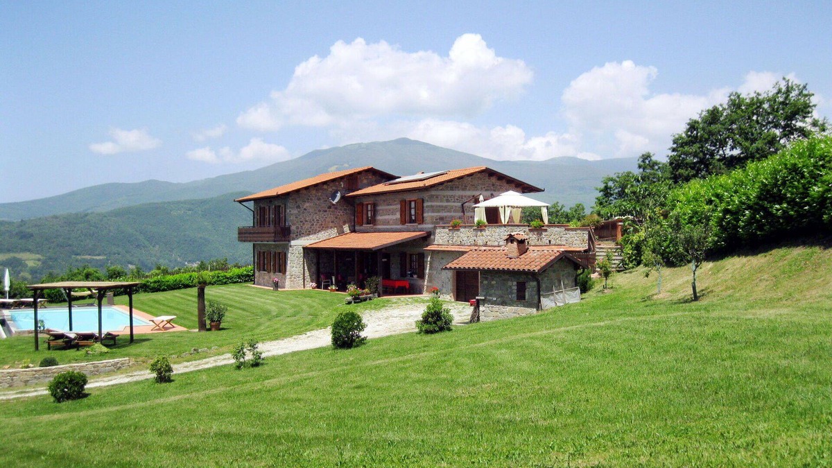 Caprignana Villa | Beautiful villa for 8 people with private pool, WIFI, TV and patio