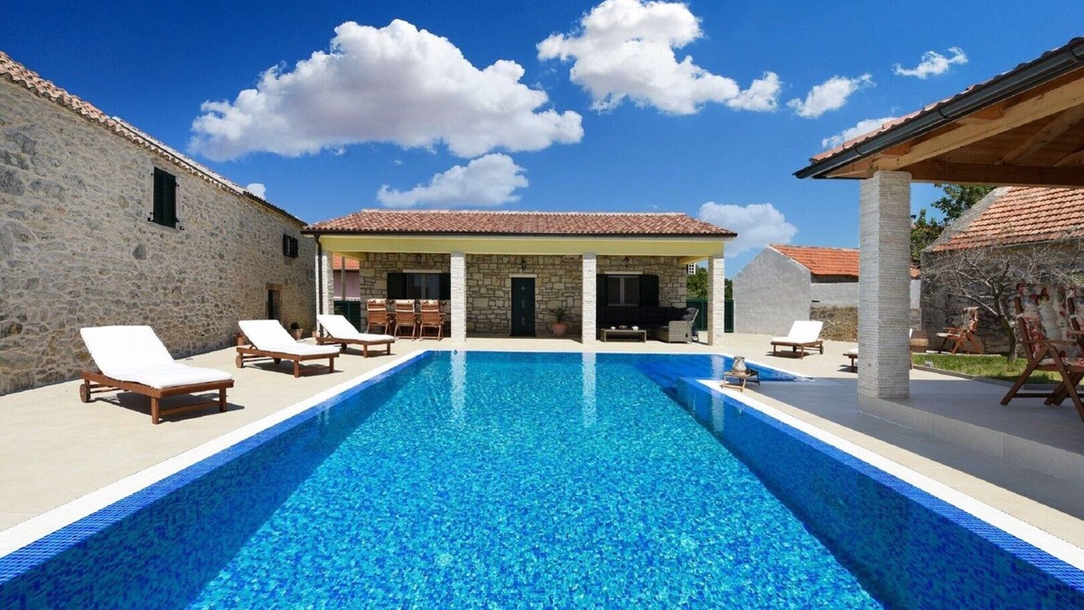Lovinac Villa | Beautiful Villa Petra with Summer Kitchen and Pool