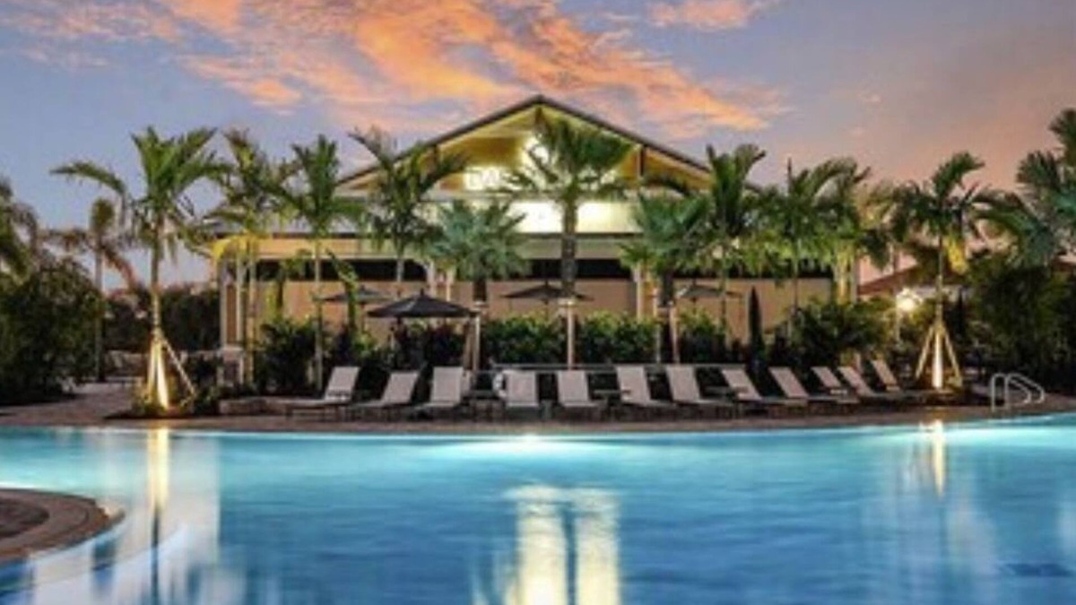 Braden River Villa | Beautiful Villa Esplanade at Azario