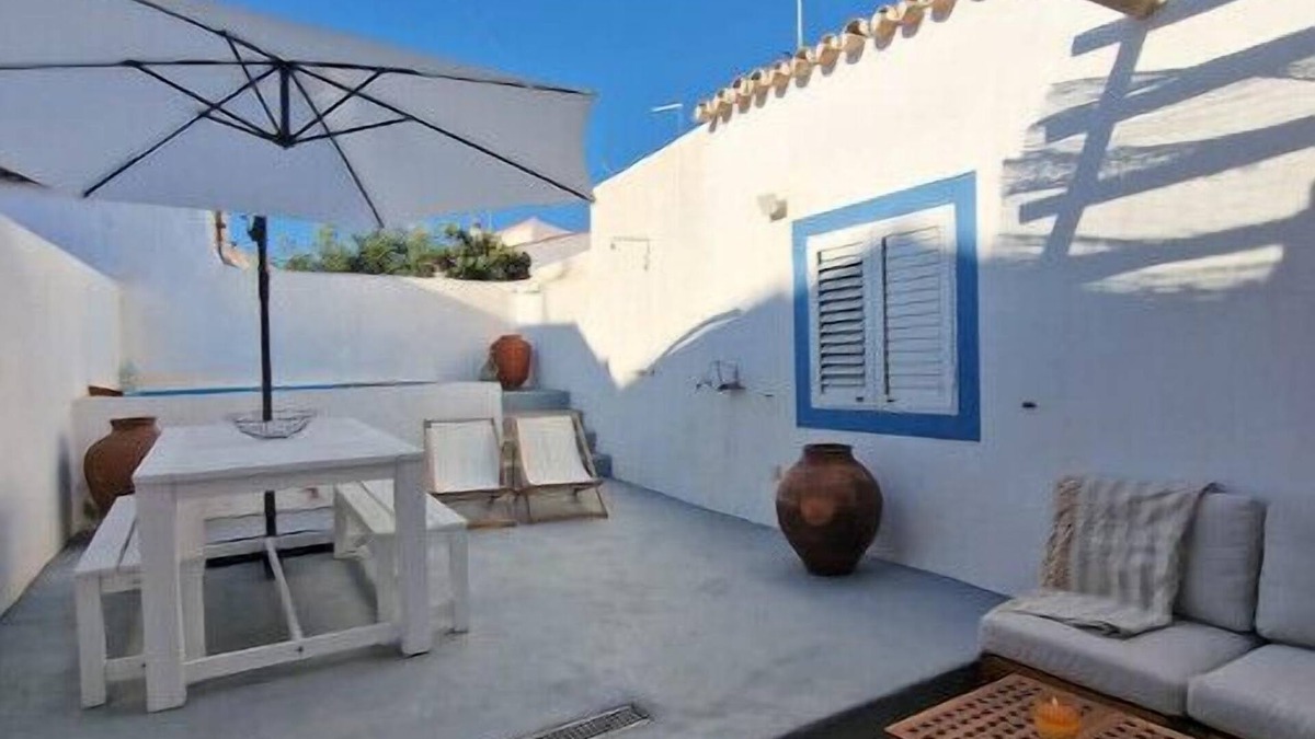 Mourao Villa | Beautiful Villa w/Pool & Patio 5m from the Beach