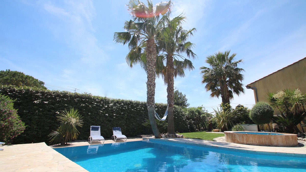La Farlede Villa | Beautiful villa with garden, swimming pool and jacuzzi close to all amenities