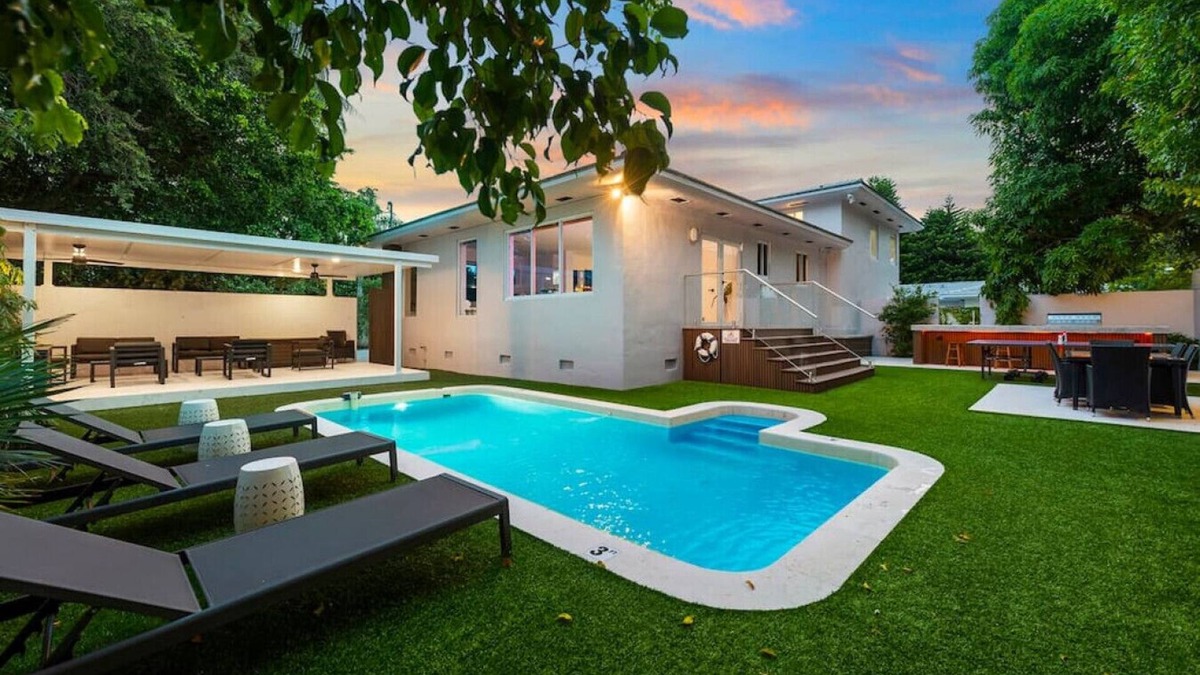 Northeast Miami House | Beautiful Villa with heated pool, Fits 14 !