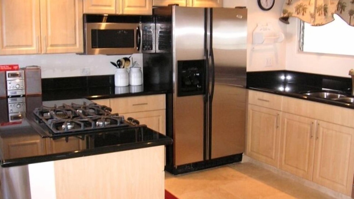 Waikiki Condo | BEAUTIFUL WAIKIKI SHORE 2 BDRM BEACHFRONT CONDO. SPECTACULAR OCEAN/SUNSET VIEWS.