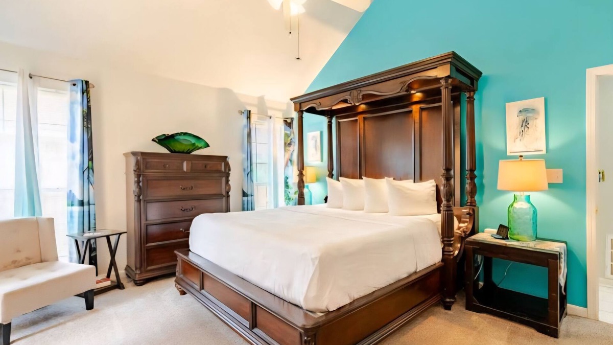 Shreveport House | Beautiful Warm Beach House Retreat, King bed, fireplace and Pool