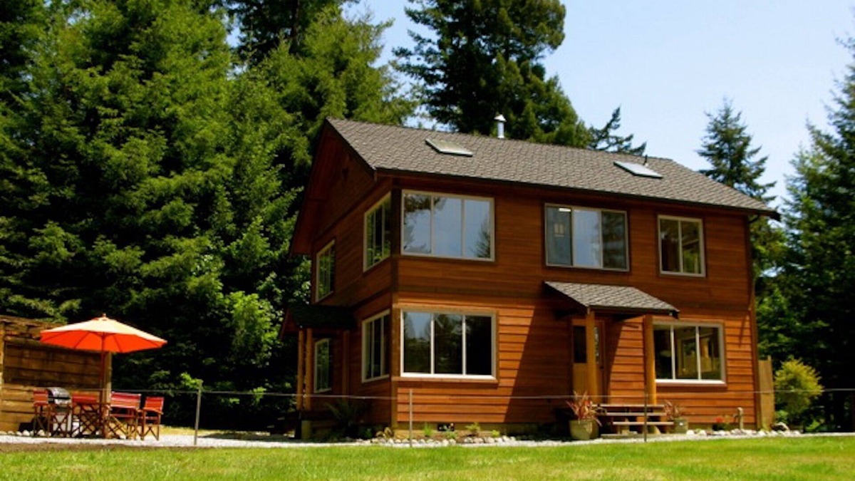 Butte House | Beautiful, Warm & Welcoming-Redwoods, River, Beaches-includes Hot tub
