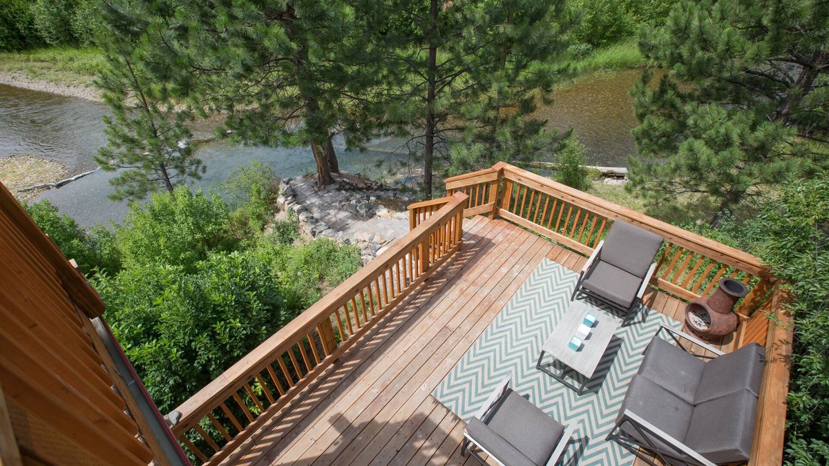 Huson Cabin | Beautiful water front cabin sleeps four. Just 30 minutes from Missoula airport.