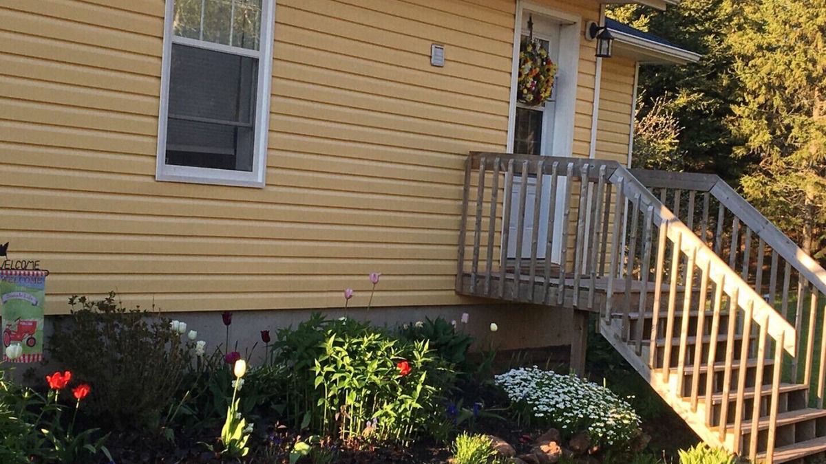 Granville House | Beautiful water's edge 2 bedroom vacation home