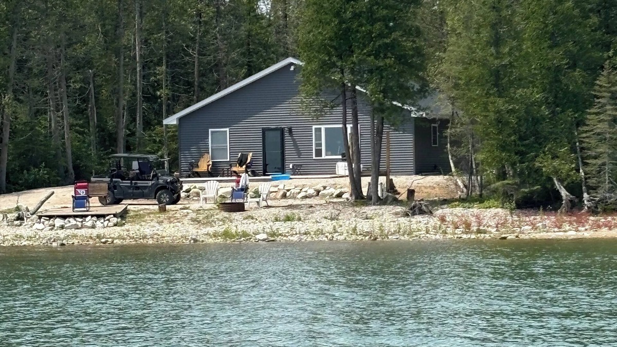 De Tour Village House | Beautiful, waterfront home located on the St Mary’s River, fisherman’s dream