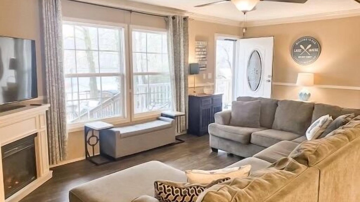 Jones Mills House | Beautiful Waterfront 3 Bed/2 bath Hideaway. GREAT FLAT YARD!