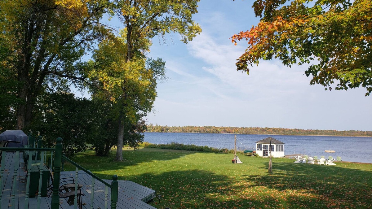 Calabogie Cottage | Beautiful waterfront cottage on Lake Calabogie, 5 min. walk from the golf