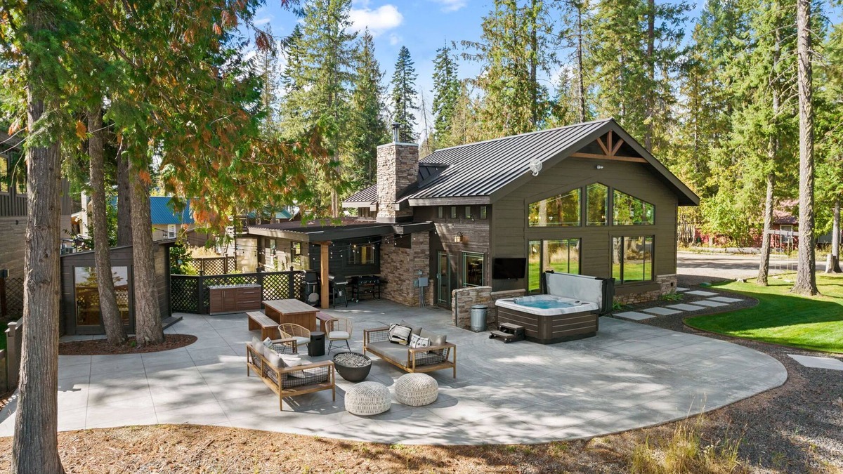 Nordman Cabin | Beautiful Waterfront Cabin with a Hot Tub & Sauna