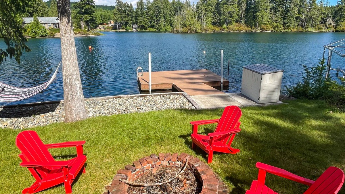 Shelton House | Beautiful waterfront escape with SUPs/kayaks/canoe/paddle boards w/lake access