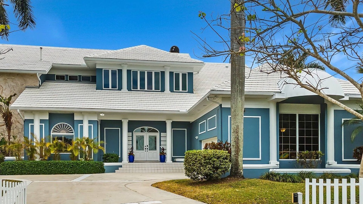 Iona House | Beautiful Waterfront Living in Ft Myers