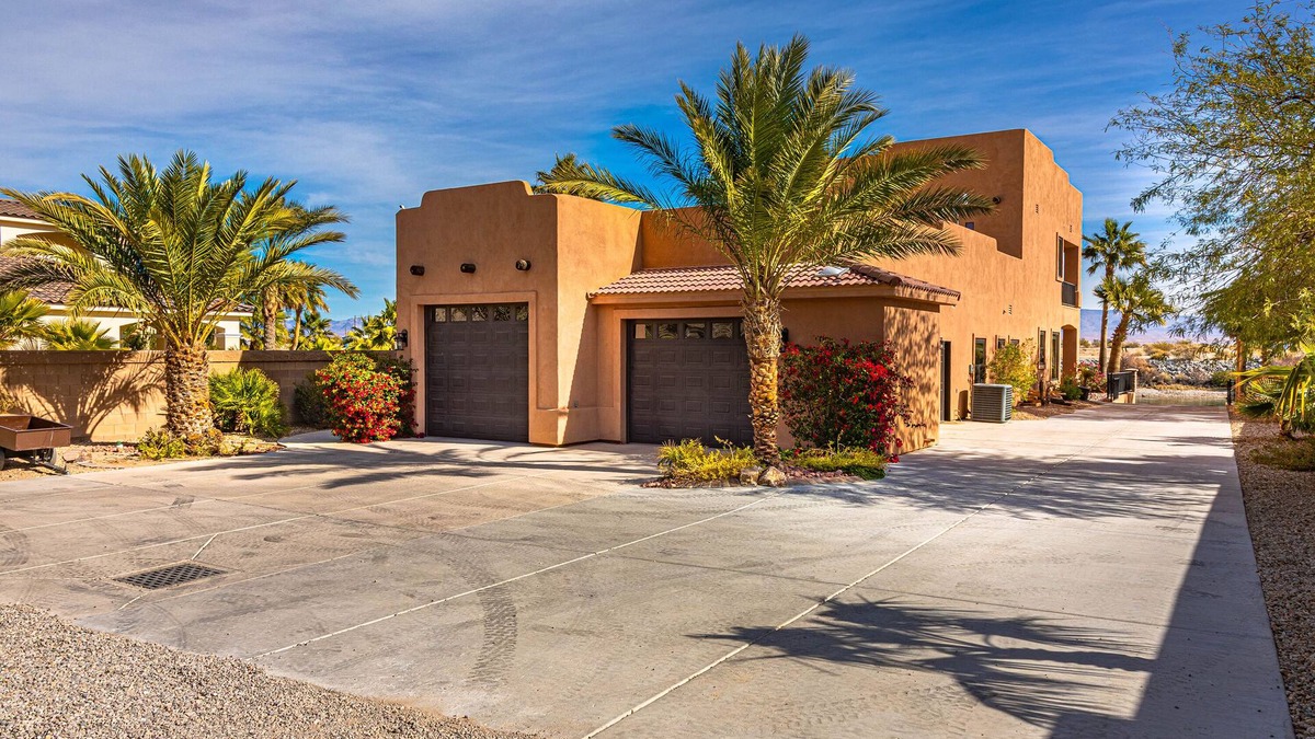 Bullhead City Villa | Beautiful Waterfront Villa with loading dock!