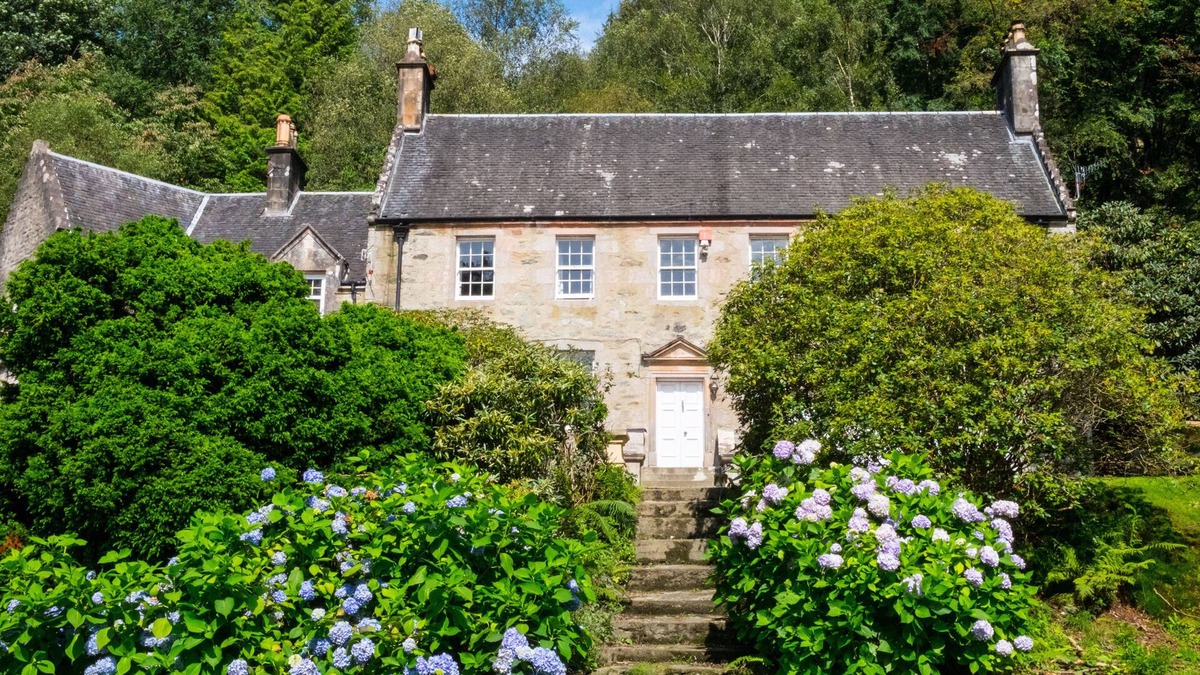 Kilmun House | Beautiful waterside historical country house with magnificent garden