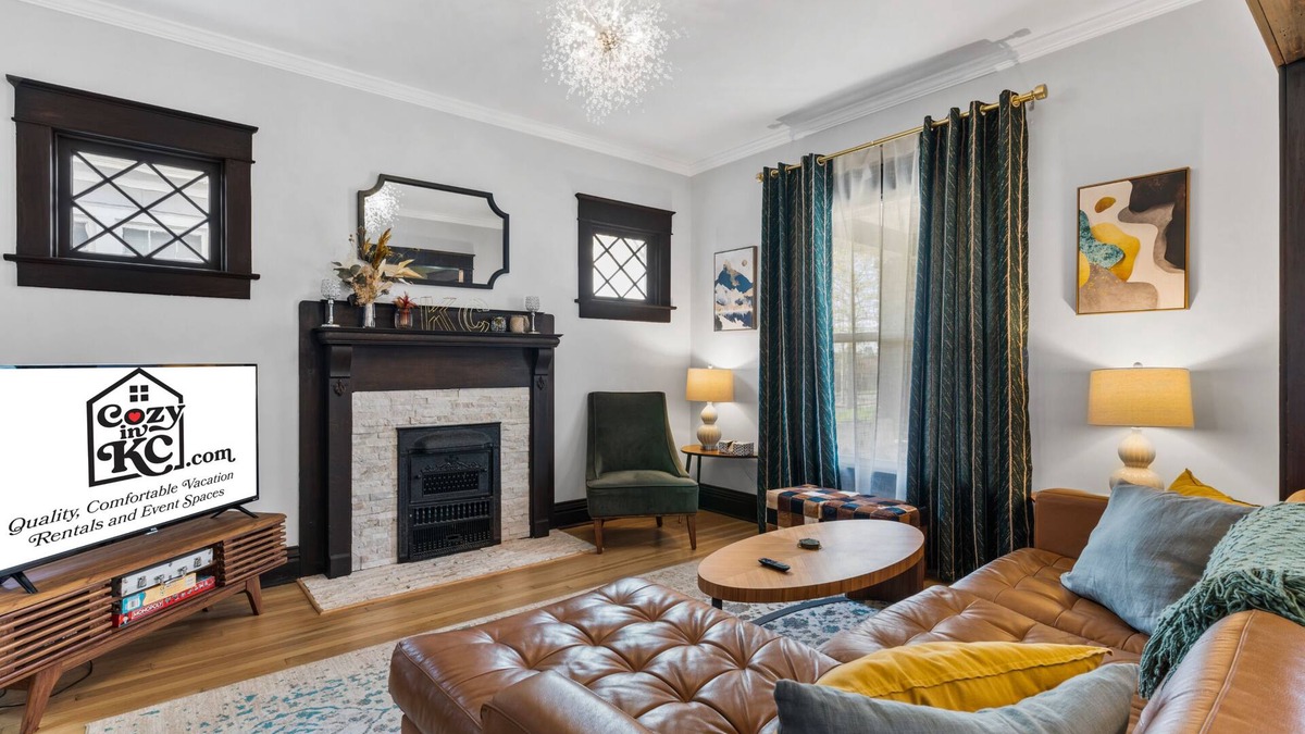 Westport House | Beautiful Westport Manor - Remodeled with 3 King beds!