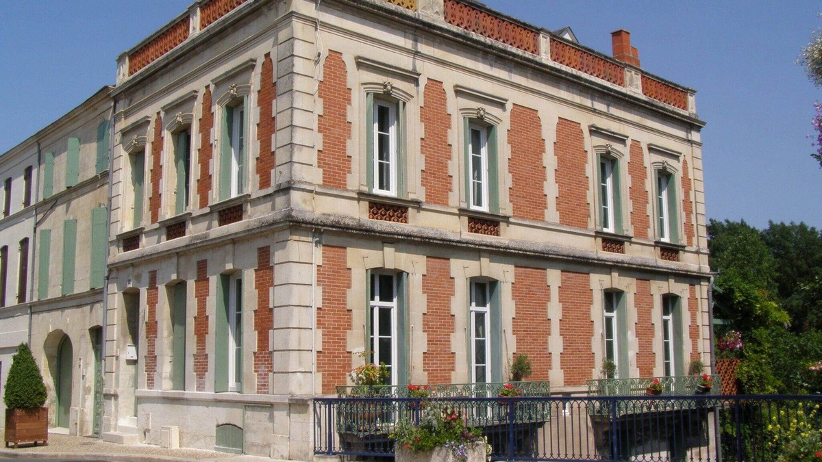 Pons House | Beautiful whole large house to rent in Pons 5 large double bedrooms, 4 bathrooms
