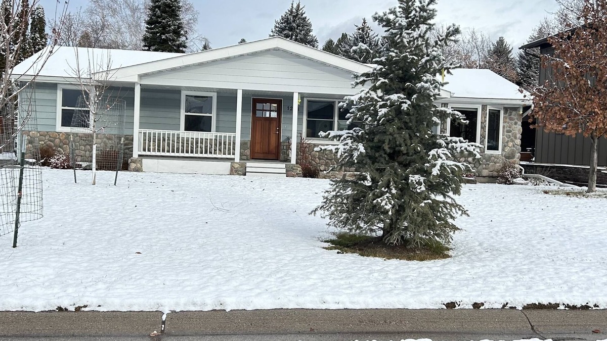 Upper Rattlesnake House | Beautiful Winter Wonderland
