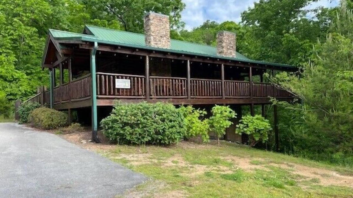 Pigeon Forge Cabin | Beautiful wooded Mountain Backyard ! Birds singing all day long.