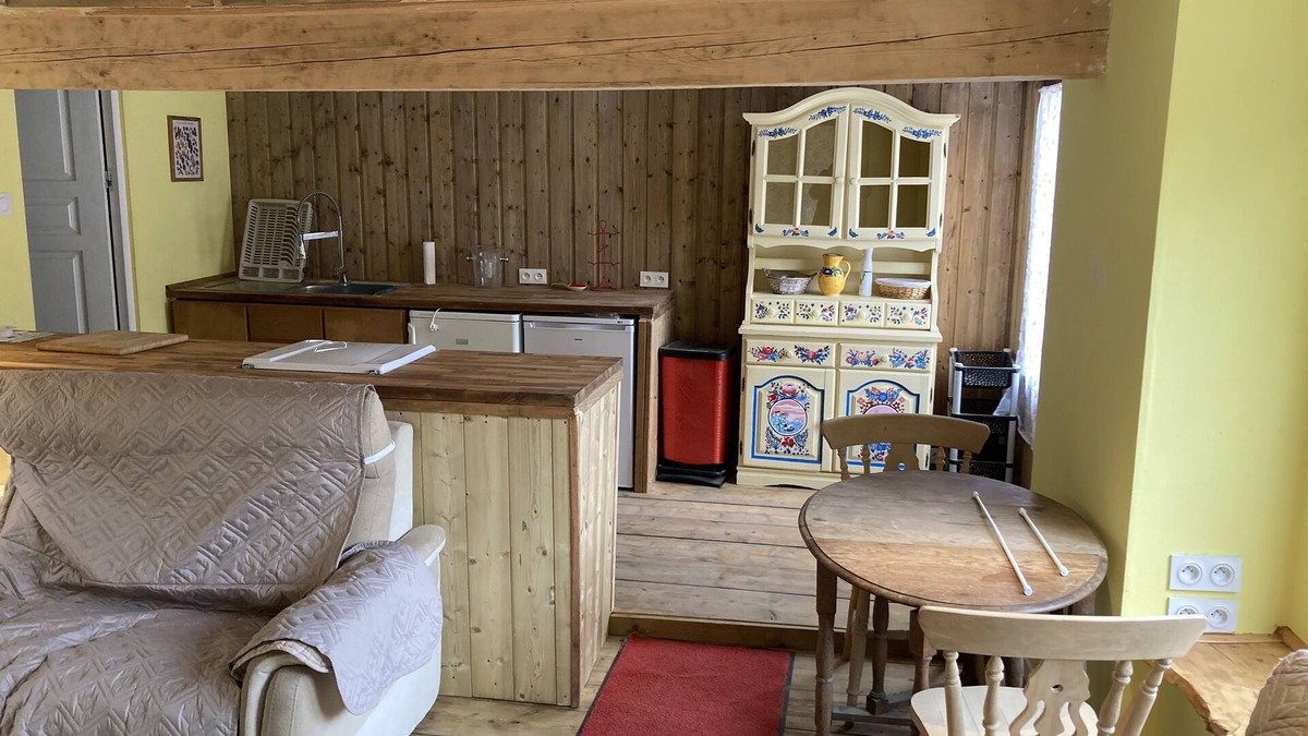 Bazens House | Beautiful wooden clad gite with many original features with hot tub