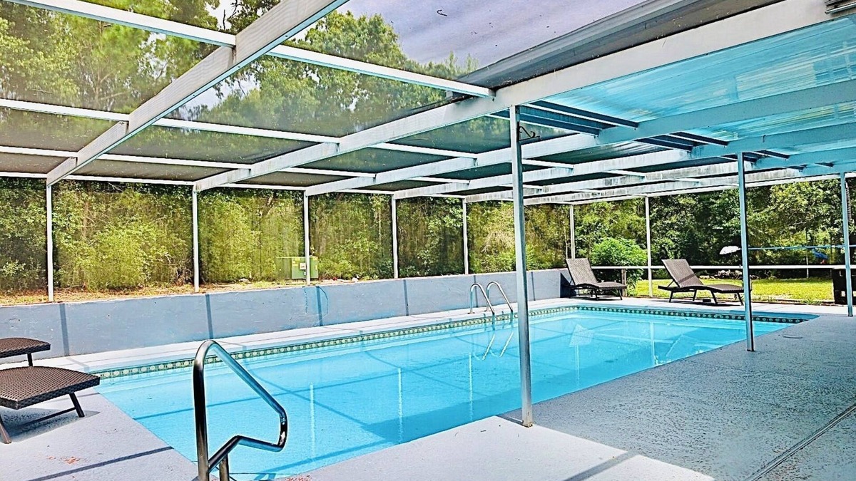Ocala House | Beautifull 4 bedroom home complete with couvered swimmng pool.