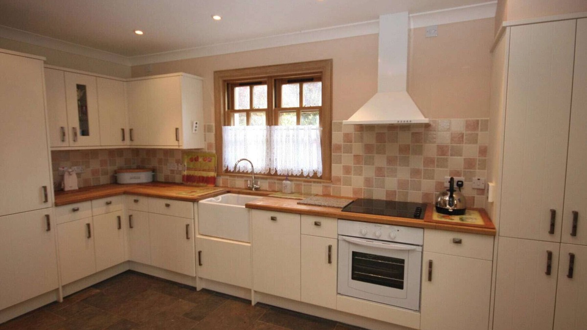 Girvan Cottage | Beautifully appointed single storey cottage with delightful sea and countryside views.