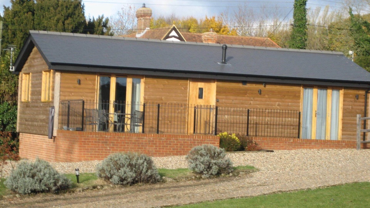 Maidstone Cabin | Beautifull log cabin set on a working farm in the heart of the Kent Countryside