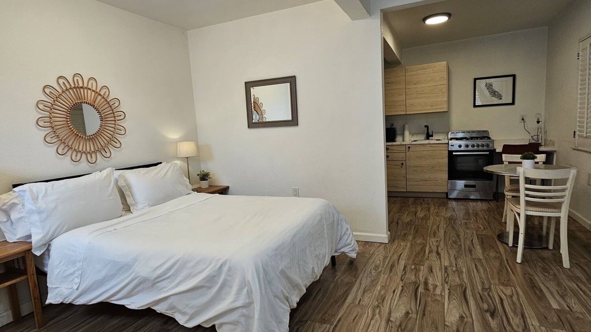 Prescott Apartment | Beautifull Renovated Designer Staged Studio Close to Bart and Prescott Market