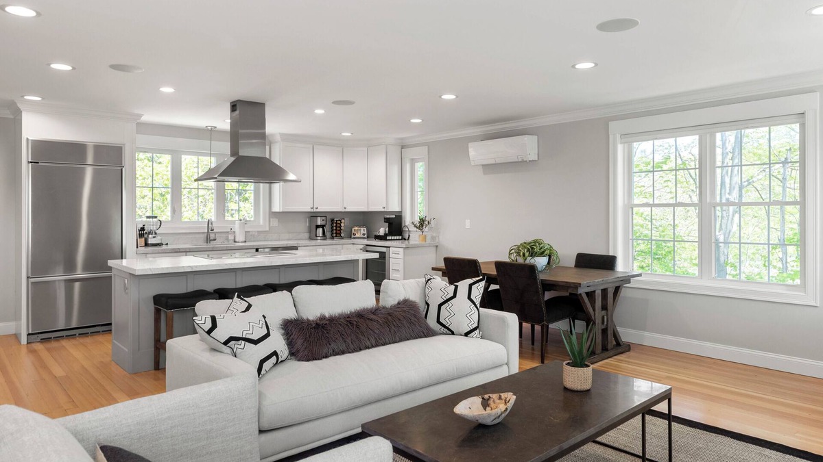 Andover Apartment | Beautifully Appointed 3-Bedroom Apartment w/Roofdeck, Central Andover location