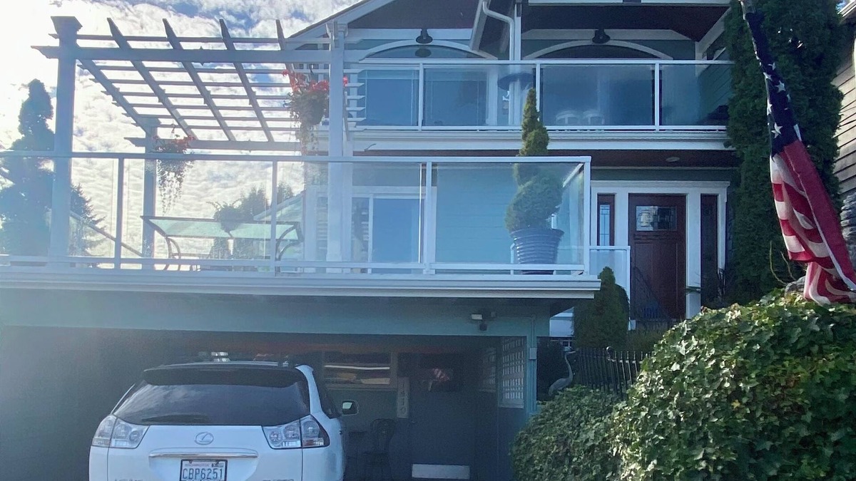 Silver Lake House | Beautifully decorated, furnished 3-story home w/upper & main decks w/viewsofLake