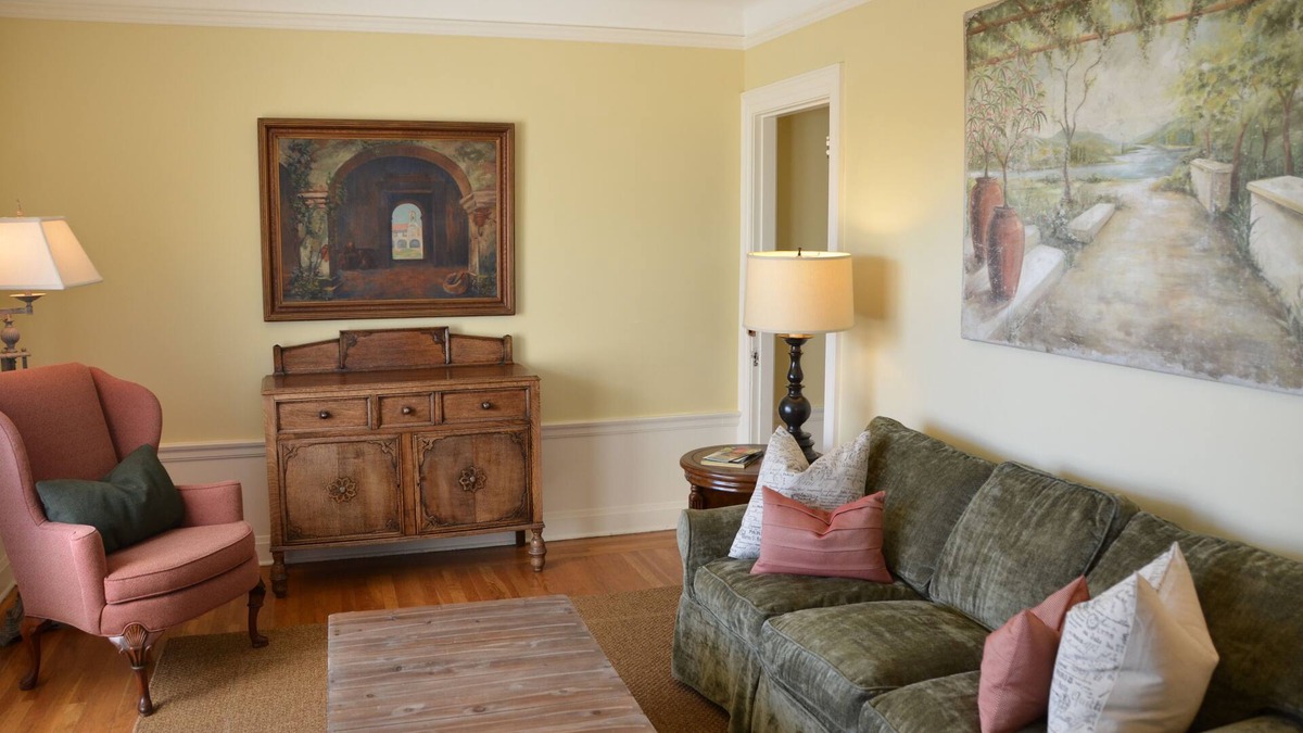Sonoma House | Beautifully Decorated Townhouse 2 Blks From Square