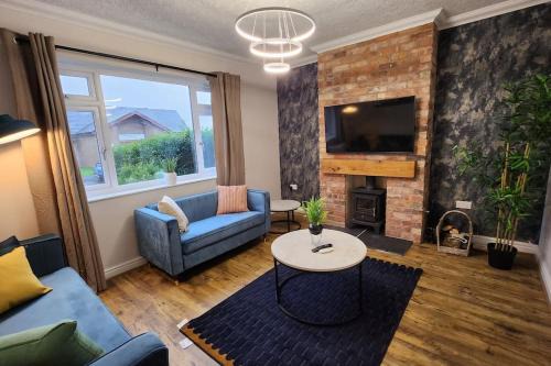 Farnworth Apartment | Beautifully Fab 3 bedroom 7 guests house