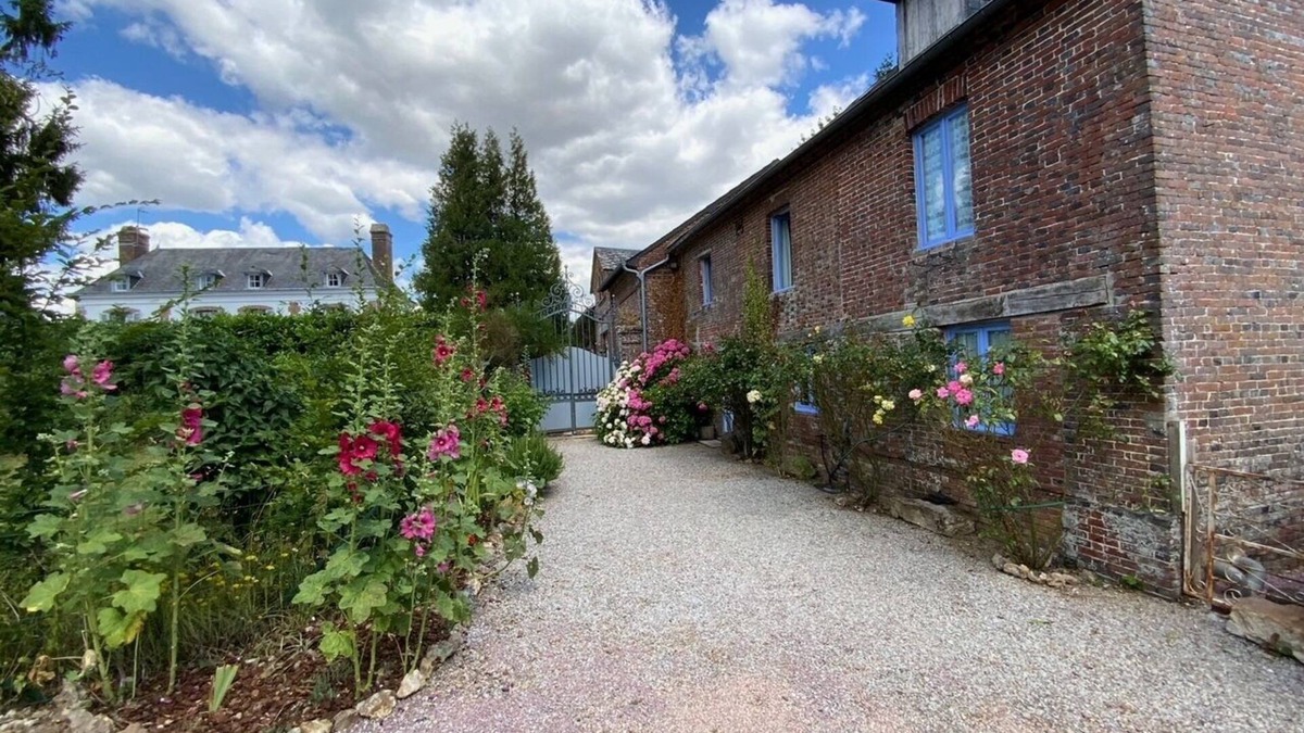 Avernes-Saint-Gourgon Cottage | Beautifully converted detached Coach House in Normandy village