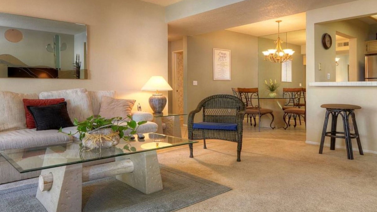Valencia Condo | Beautifully Furnished & Excellent Location!