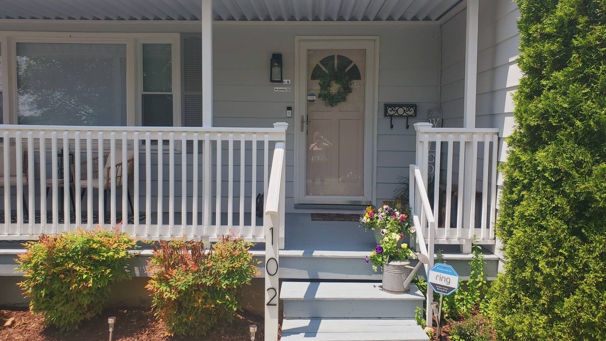 Bristol House | Beautifully Furnished 3 Bedroom, 1 Bath House close to the Hard Rock Casino!