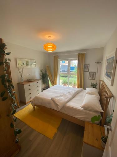 Uxbridge South Apartment | Beautifully Furnished Art Apartment