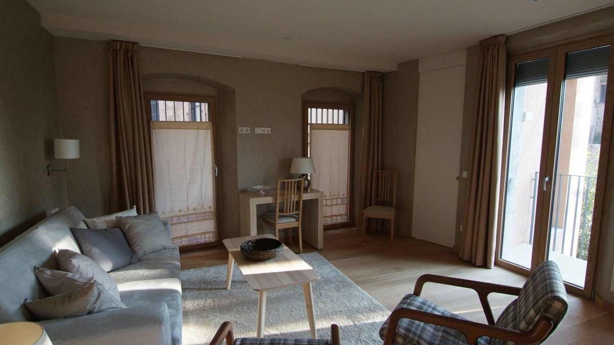 Old Town House | Beautifully furnished luxury two bedroom apartment in Barri Vell, Girona