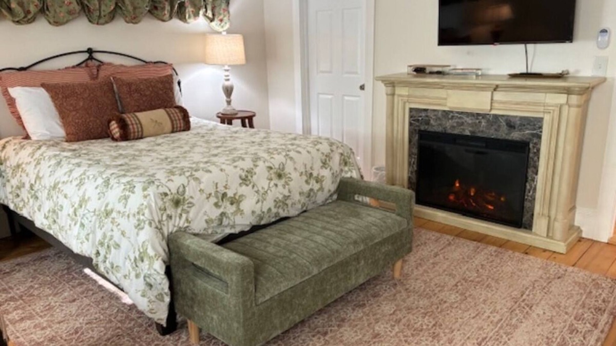 Rockport Apartment | Beautifully furnished Queen Bedroom en-suite, at the Inn at Starlight Lodge