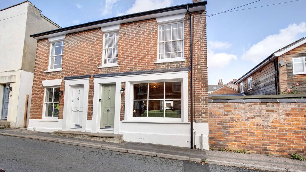 Wivenhoe Cottage | Beautifully refurbished cottage in Lower Wivenhoe with games room, pet friendly!