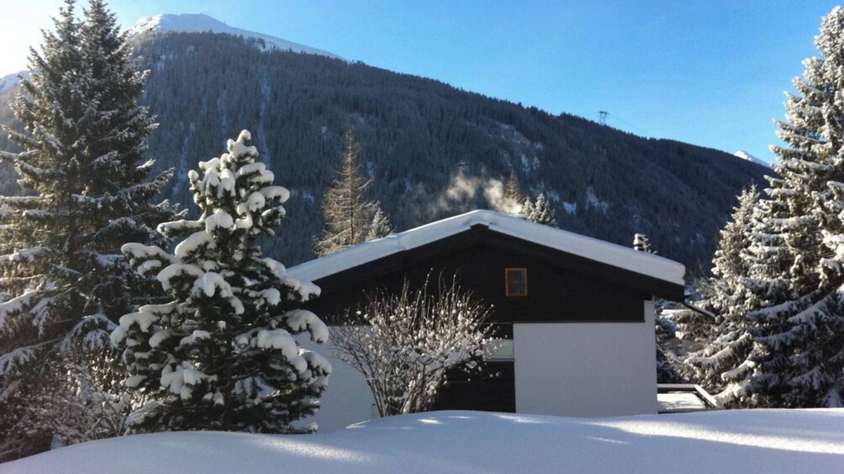 Meierhof Apartment | Beautifully renovated 3-room apartment in Davos with south-facing balcony and garden