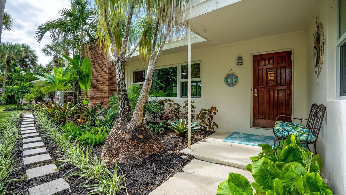 South Beach Hotel | Beautifully Renovated 5 bedroom Vero Beach Beach House with Pool Pet Friendly