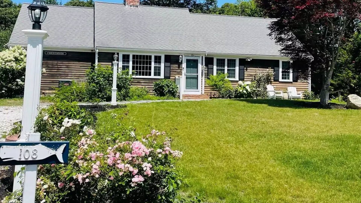East Dennis House | Beautifully renovated 5br3ba 2 living room walk to bars restaurant and beach
