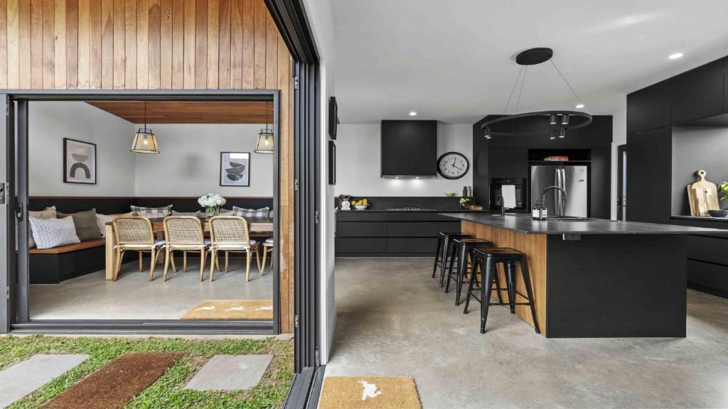 Carrington House | Beautifully Renovated Period Property Walking Distance To Cbd