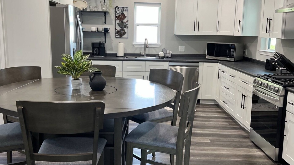 Houma House | Beautifully renovated home on Bayou Blue!